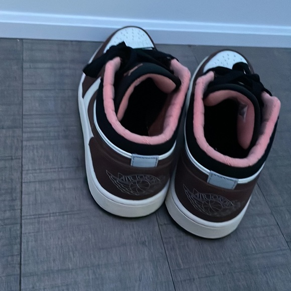brown and pink jordan lows - Picture 3 of 3